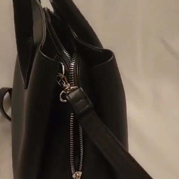 Black handbag with detachable strap - lots of zippered compartments & pockets - Picture 6 of 6